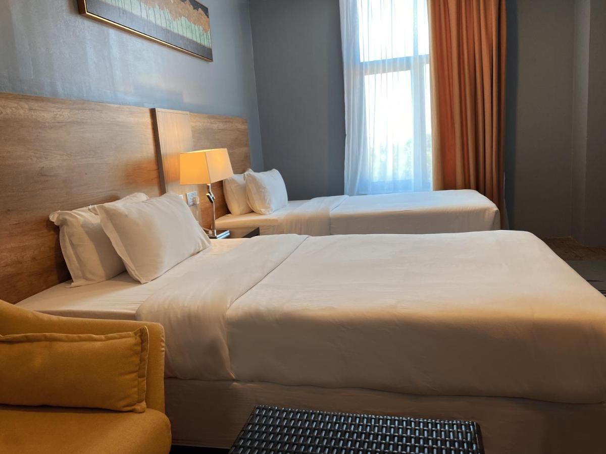 The Lanes Hotel Tutong Kültér fotó